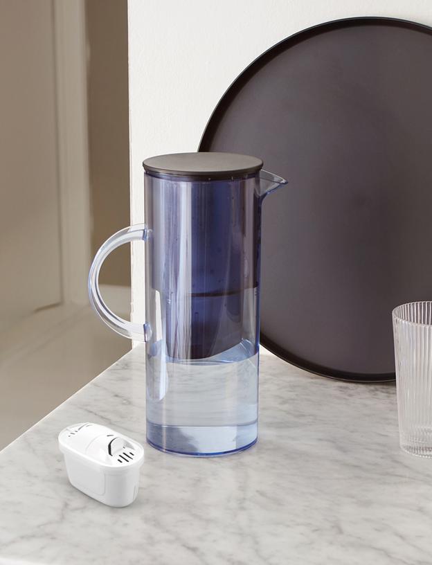 Wasserfilterkanne in der Farbe Blue mit Magnesium+Wasserfilter und Tablett von Stelton