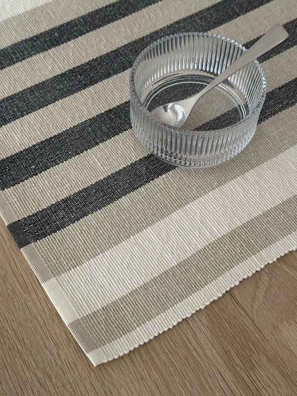 Stelton Vibeke Klint Tischset Wide Line Weiss – Detail der Webstruktur