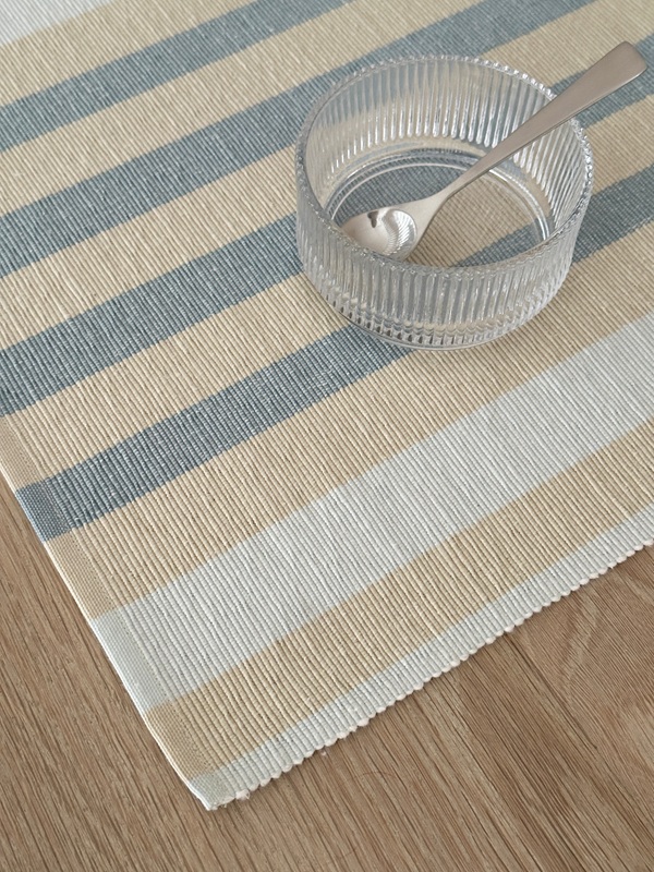 Stelton Vibeke Klint Tischset 33x48 cm breite Streifen Blau auf gedecktem Tisch