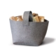 Kaminholzkorb mit Henkel in grau aus dem Material Wollfilz von HEY-SIGN - gefüllt mit Holzscheiten -