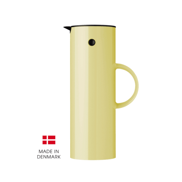 Isolierkanne EM77 Liter in der Farbe LAEVIS (Heller Gelbton) von Stelton mit Made in Denmark Enblem (Dänische Nationalflagge in rot-weiss)