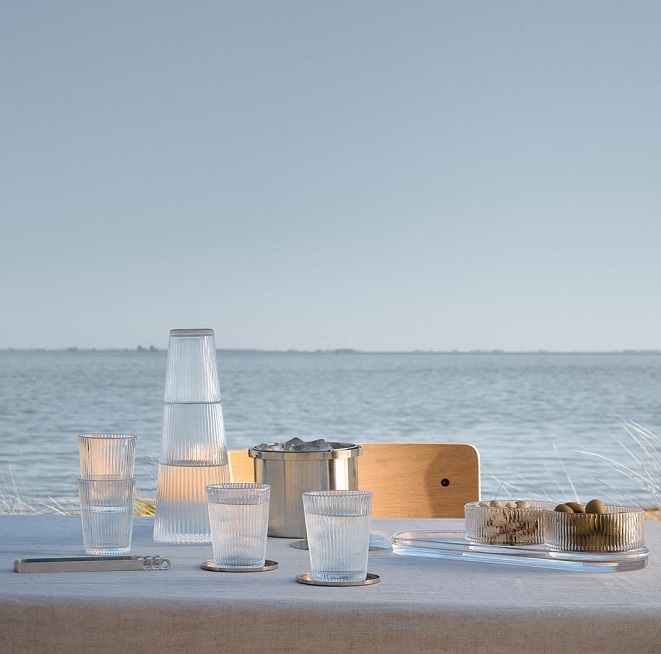 3 Pilastro Trinkgläser und 1 Pilastro Karaffe mit Glason Stelton vor Meereskulisse