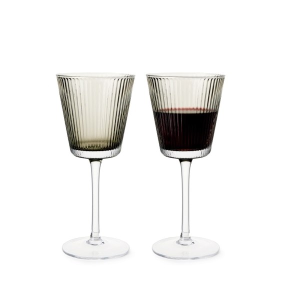 2 Grand Cru Nouveau Weingläser von Rosendahl - Geriffelte, mundgeblasene Weingläser mit Stiel in der Farbe Smoke. Ein Glas zur Hälfte mit Rotwein gefüllt