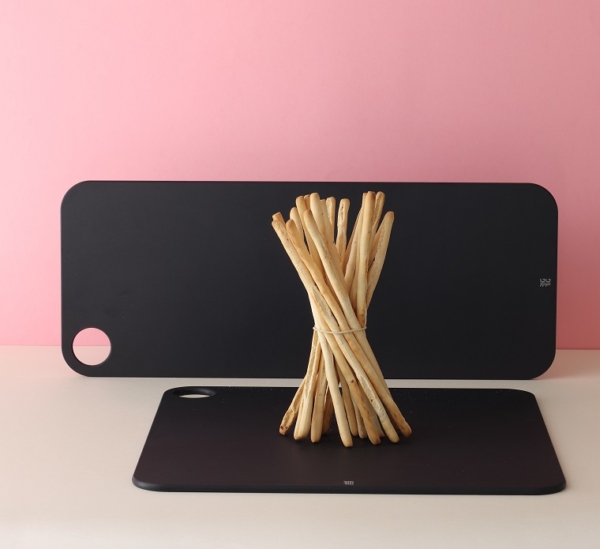 RIG-TIG Pizza Tapas Servierbrett 47cm Z00325 zusammen mit RIG-TIG Pizzabrett Z00326 mit Grissini vor rosa Hintergrund