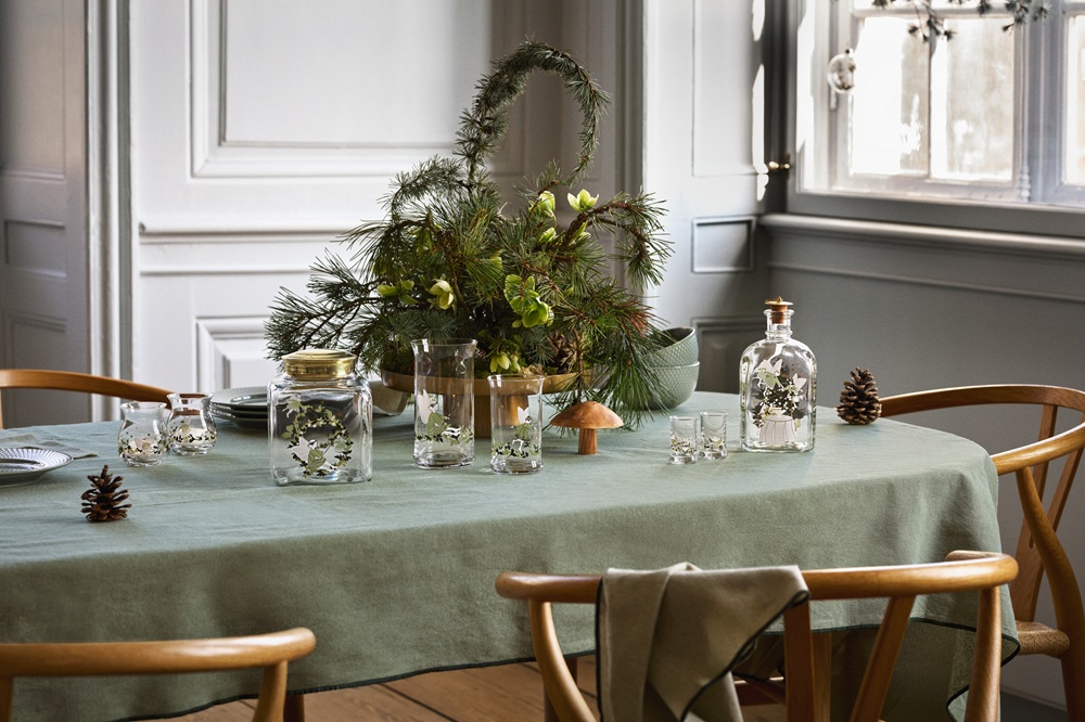 Holmegaard Christmas 2026 Glaswaren mit Feenmotiven auf festlich gedecktem Tisch