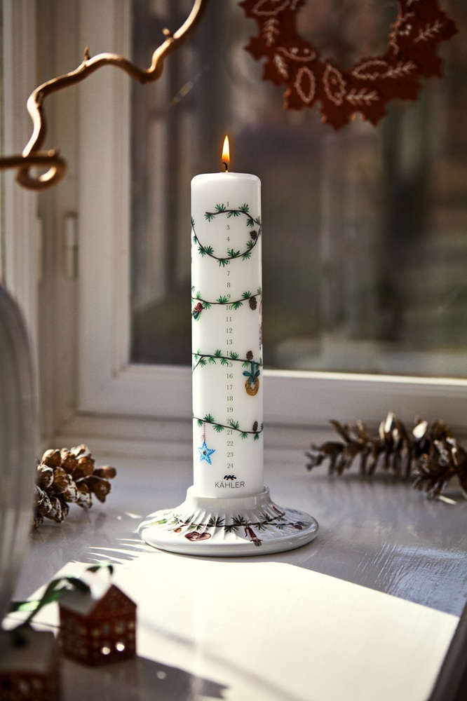 Kähler Hammershøi Christmas 2026 Kalenderkerze brennend im Kerzenhalter