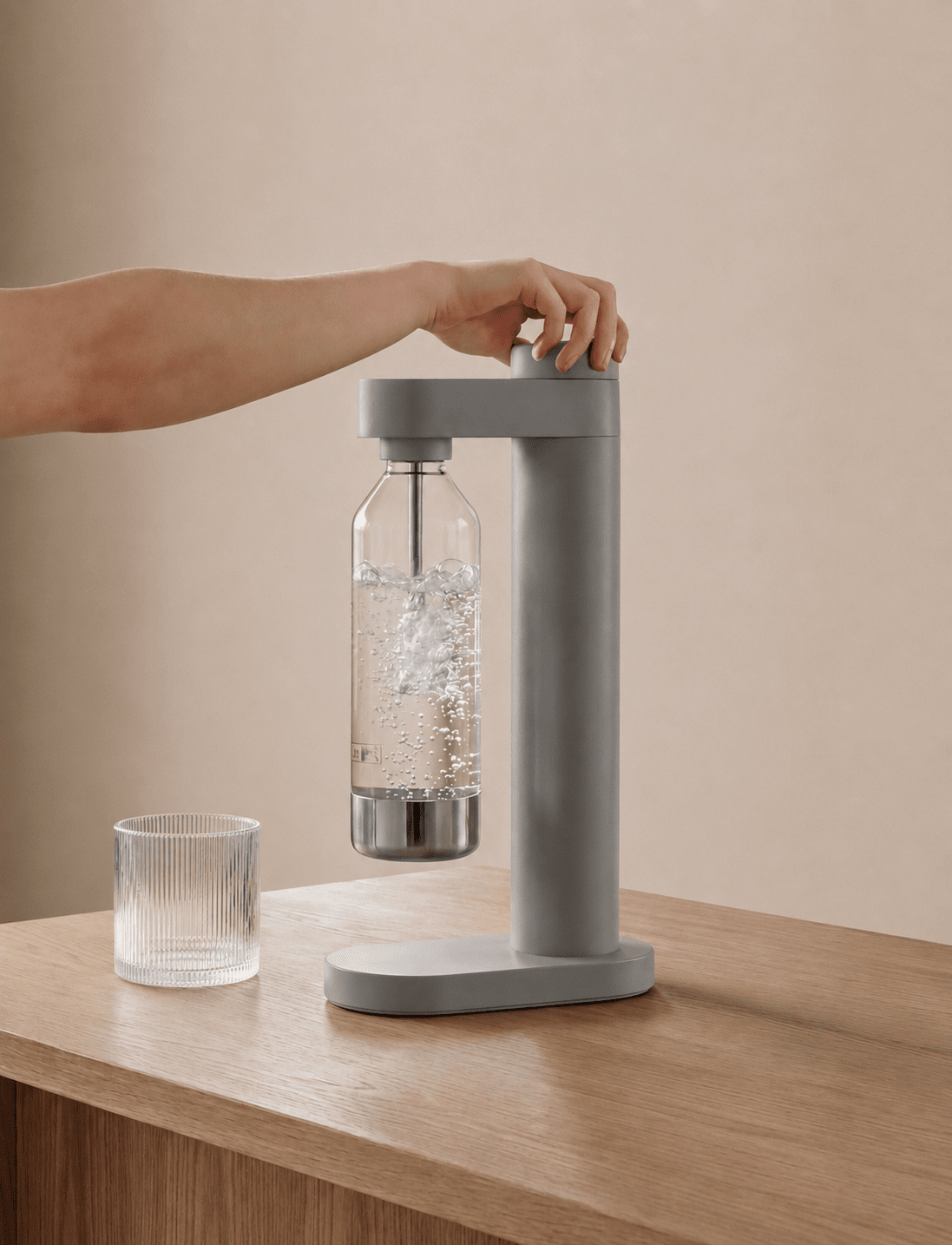 Stelton Pilastro Lowball Glas 0,35 l neben Wassersprudler BRUS