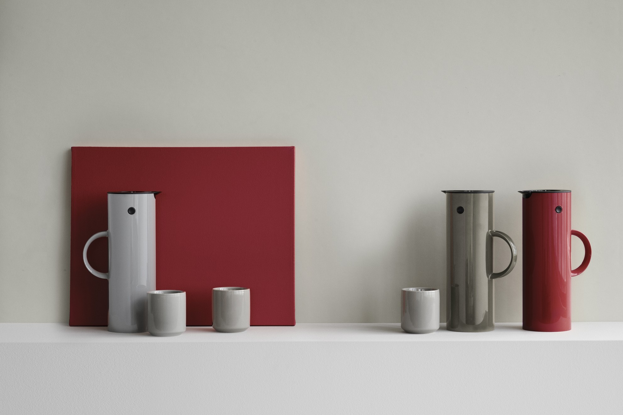 Stelton EM77 Isolierkannen in Light Grey, Bark und Cherry Red mit drei kleinen Bechern