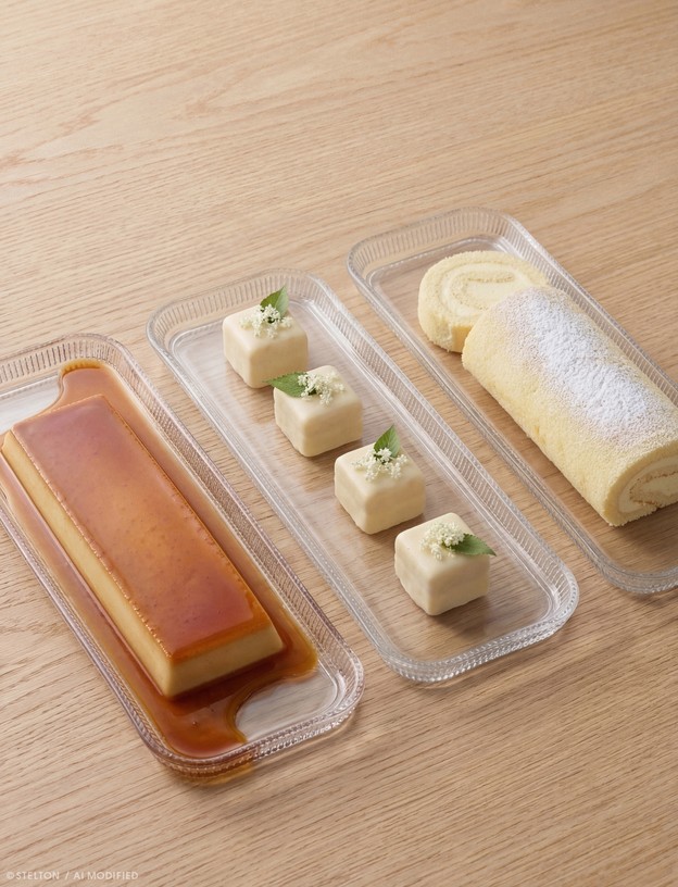 Stelton Pilastro Servierplatten aus geriffeltem Glas mit Desserts und kleinen Kuchenstücken auf einem Holztisch