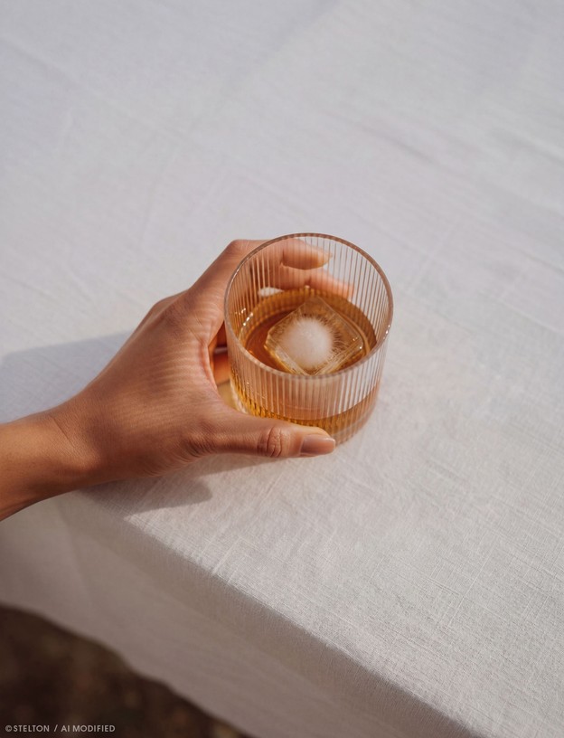 Stelton Pilastro Lowball Glas 0,35 l mit Whisky und Eiswürfel